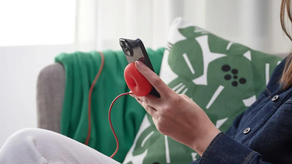 Ikea’nın yeni kablosuz şarj cihazı Västmärke, eğlenceli tasarımıyla dikkat çekiyor