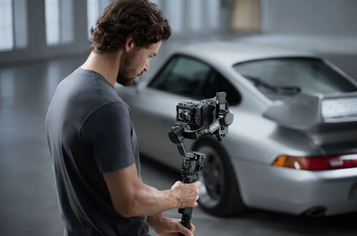 DJI RS 5, akıllı takip sistemiyle video çekimlerini kolaylaştırıyor