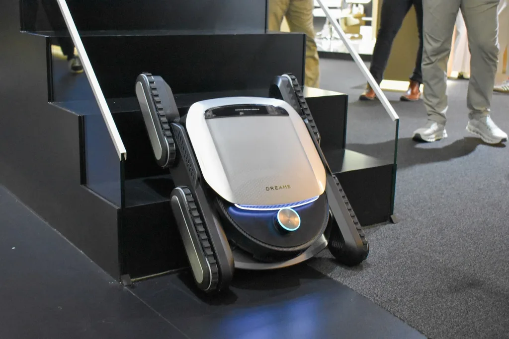 Robot süpürgelerde alışılmadık tasarım: Dreame Cyber X merdiven çıkabiliyor