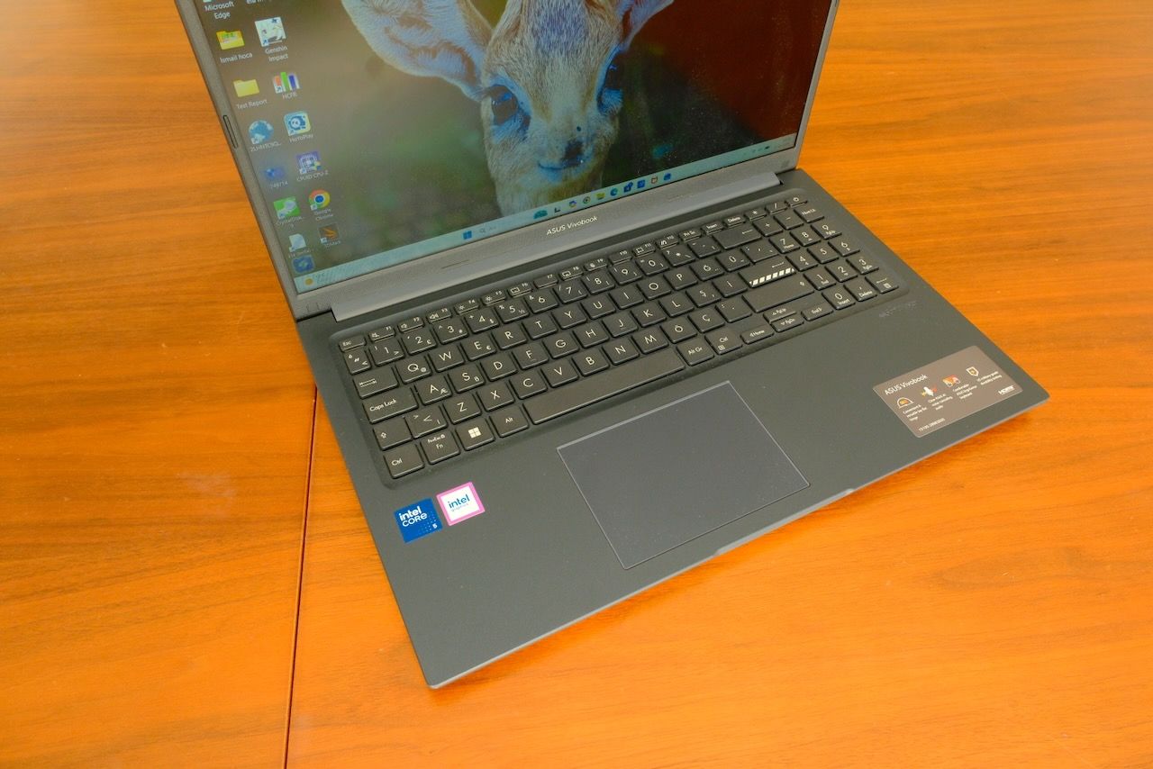 Intel Core 5 120U ile iş ve eğlence arasında güçlü bir köprü: ASUS Vivobook 15 X1504V İncelemesi