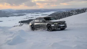 BMW’nin yeni i3 prototipi buz üzerinde gücünü gösterdi