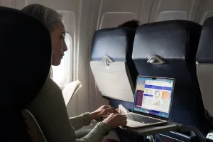 M5 işlemcili yeni MacBook Air sahneye çıktı: Wi-Fi 7 ve 18 saat pil