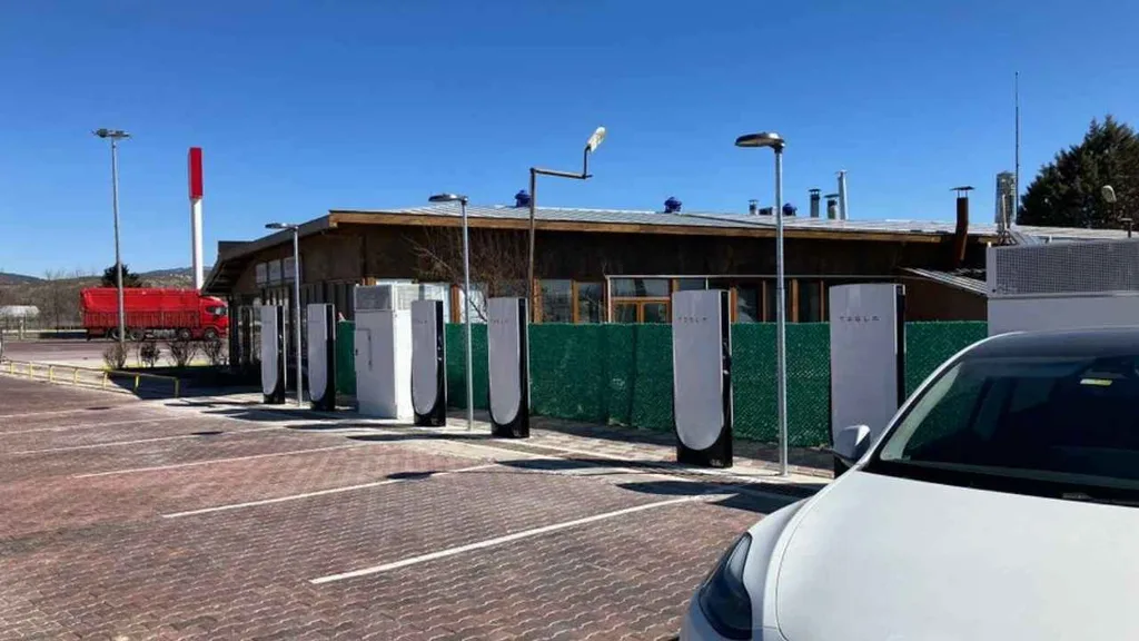 Tesla, Supercharger’da kablo takılıyken acil kaçışı açtı