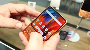 Unihertz Titan 2 Elite fiziksel QWERTY klavyeli kompakt Android telefon olarak MWC 2026’da sergilendi