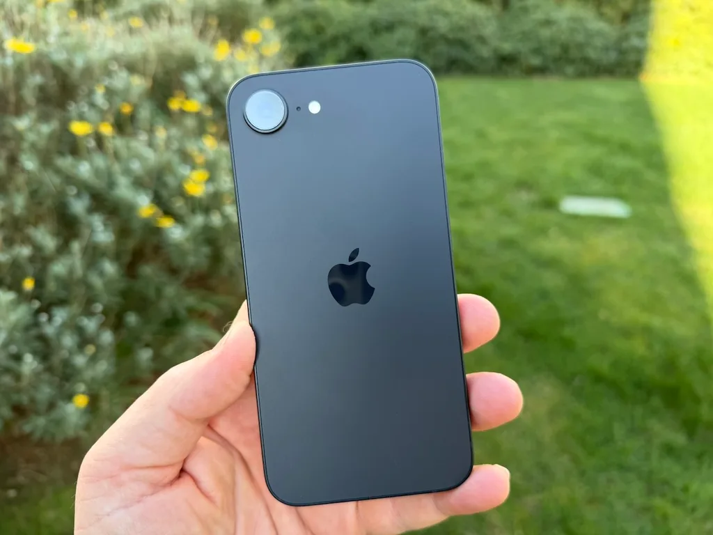 Apple iPhone 18’de kırpmaya gidip 18e farkını azaltabilir