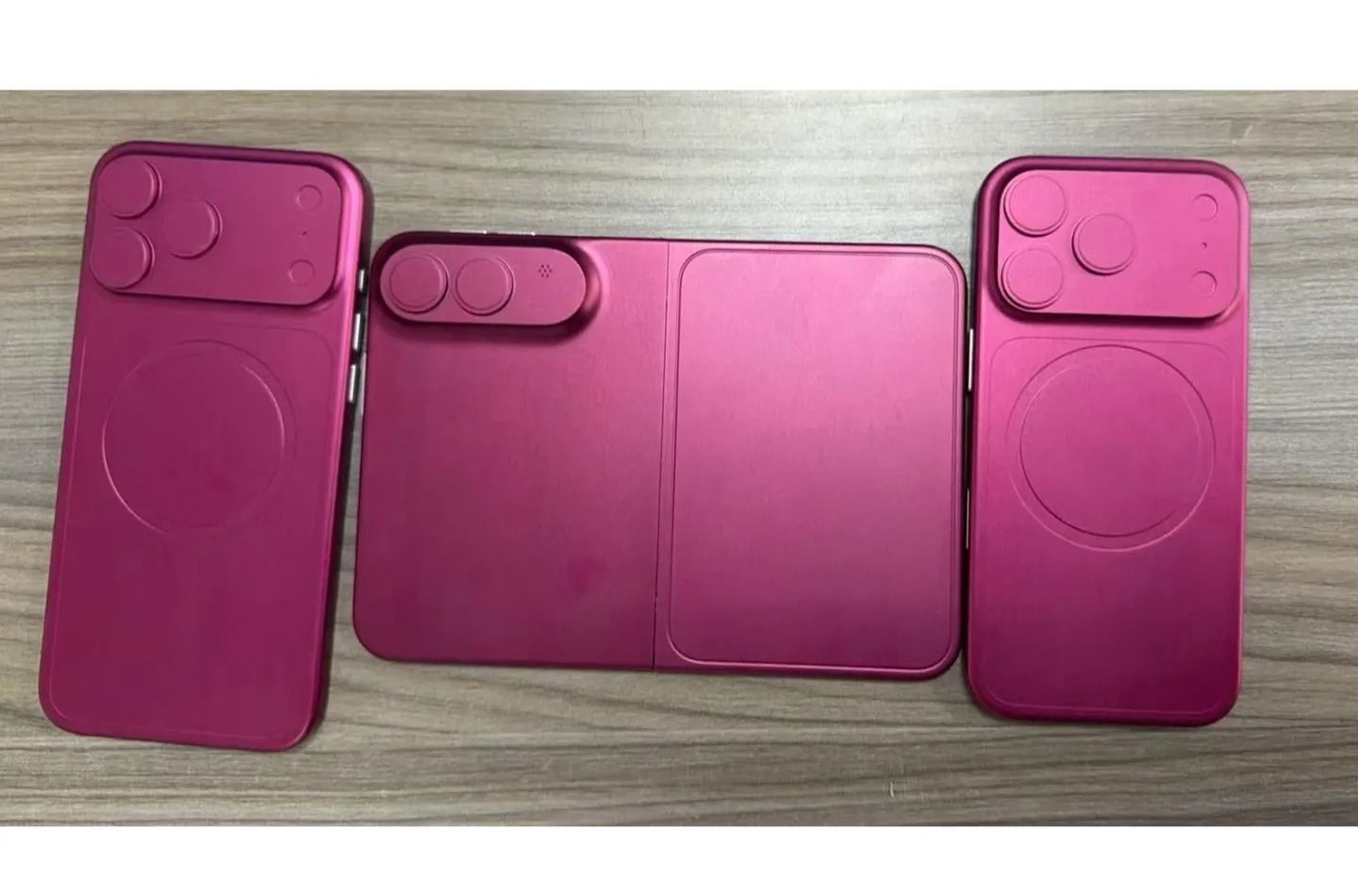 Katlanabilir iPhone’a ait ilk maket görüntüleri paylaşıldı