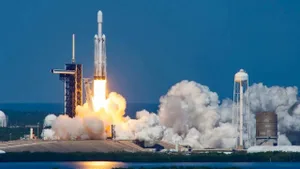 Falcon Heavy 18 ay sonra dönüyor, kötü hava planı bozdu