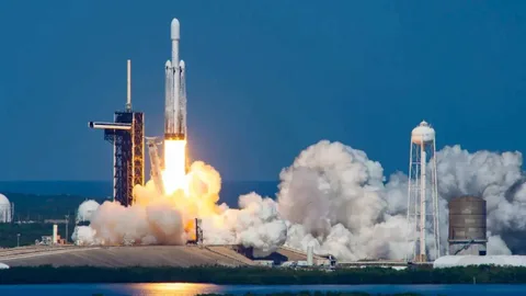 Falcon Heavy 18 ay sonra dönüyor, kötü hava planı bozdu