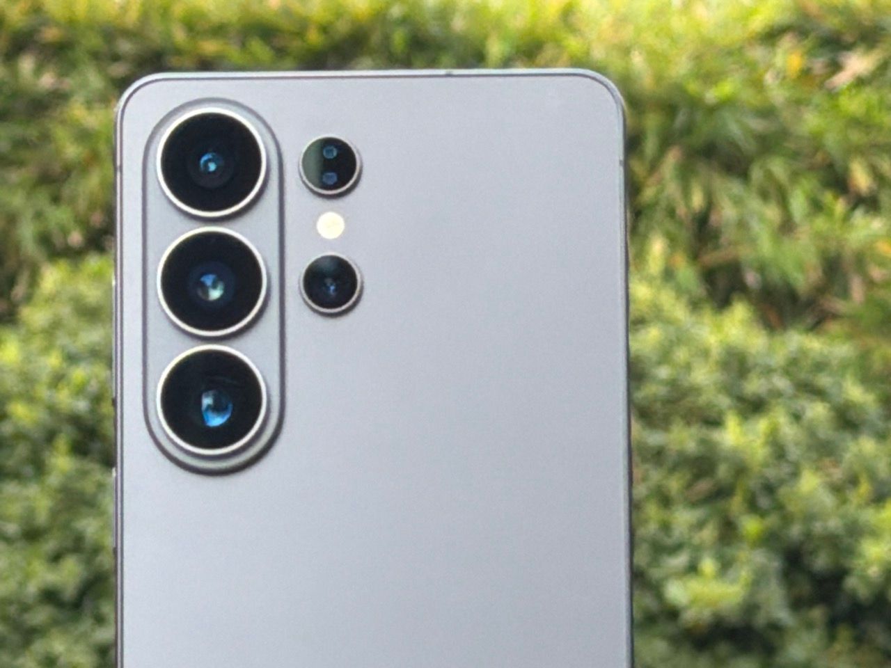 Galaxy S27 Ultra’nın üçlü kamerası beklenen tasarımı kullanmayabilir