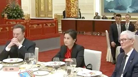 Tim Cook ve Elon Musk’ın arasında oturan Çinli milyarder kim?