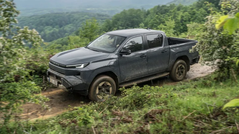 Toyota efsane Hilux’u elektrikli yaptı