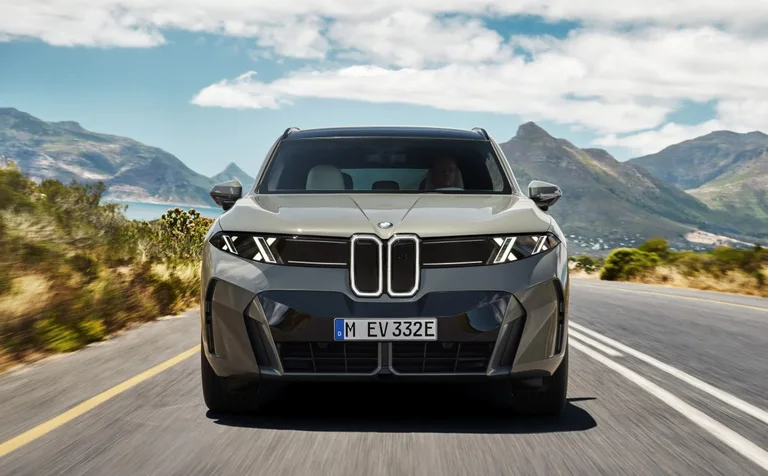 BMW yeni nesil elektrikli otomobillerine yetişmek için batarya üretimini artırıyor
