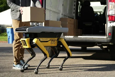 Boston Dynamics, 75 bin dolarlık Spot’u teslimat yardımcısına çeviriyor