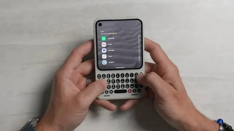 Clicks Communicator çalışan prototiple ilk kez göründü