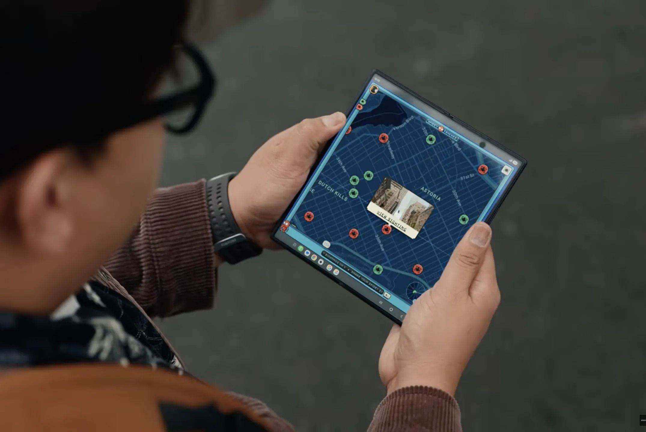 Galaxy Z Fold 8 daha geniş tasarımıyla Spider-Man videosunda ortaya çıktı