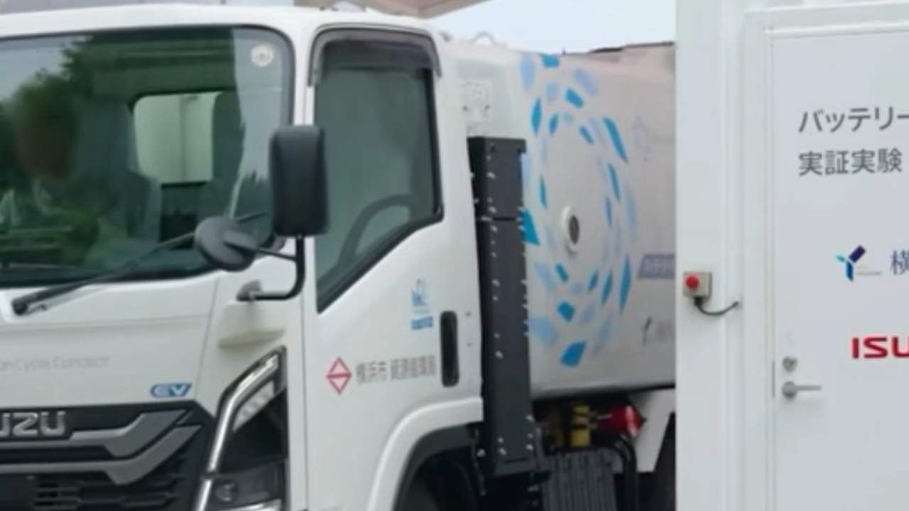 Elektrikli çöp kamyonu 3 dakikada batarya değiştirip yoluna devam ediyor