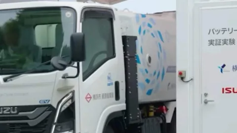 Elektrikli çöp kamyonu 3 dakikada batarya değiştirip yoluna devam ediyor