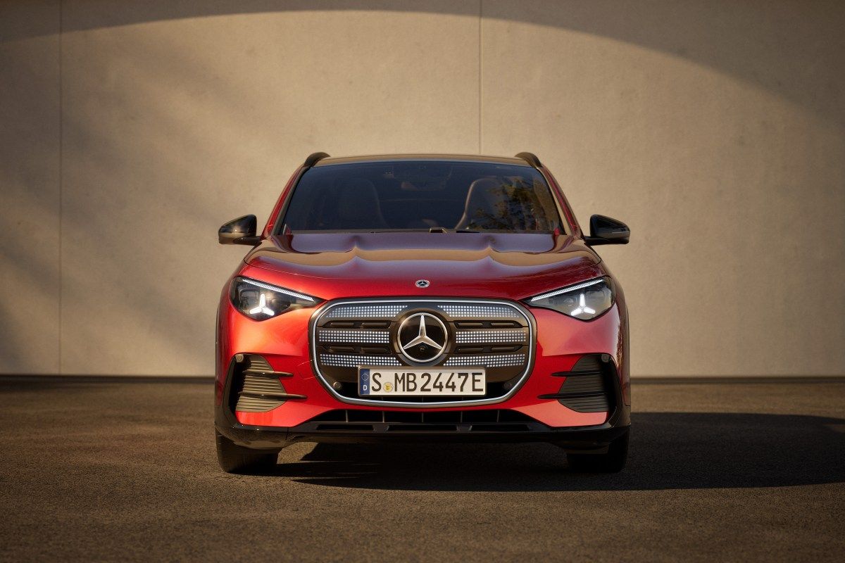 Yeni Mercedes-Benz GLA 657 km menzil ve 320 kW hızlı şarj desteğiyle geldi