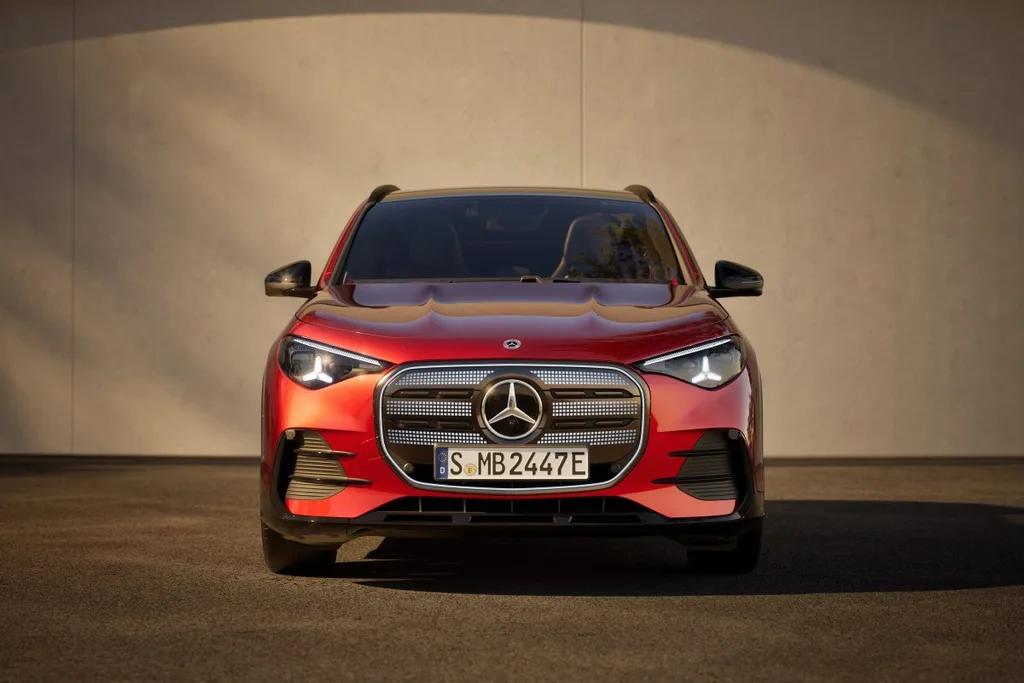 Yeni Mercedes-Benz GLA 657 km menzil ve 320 kW hızlı şarj desteğiyle geldi