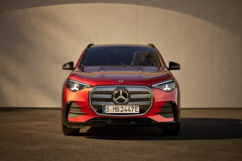 Yeni Mercedes-Benz GLA 657 km menzil ve 320 kW hızlı şarj desteğiyle geldi