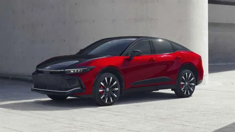 2027 Toyota Crown hibrit sistemi ve tasarımıyla yenilendi