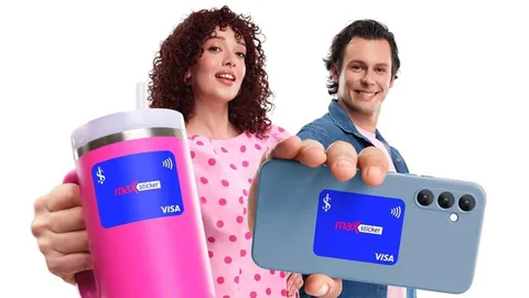 İş Bankası MaxSticker ile kredi kartını telefona yapıştırıyor