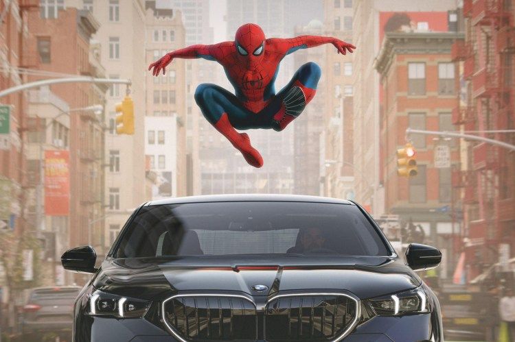 BMW araç ekranına Spider-Man reklamı koyunca tepki büyüdü