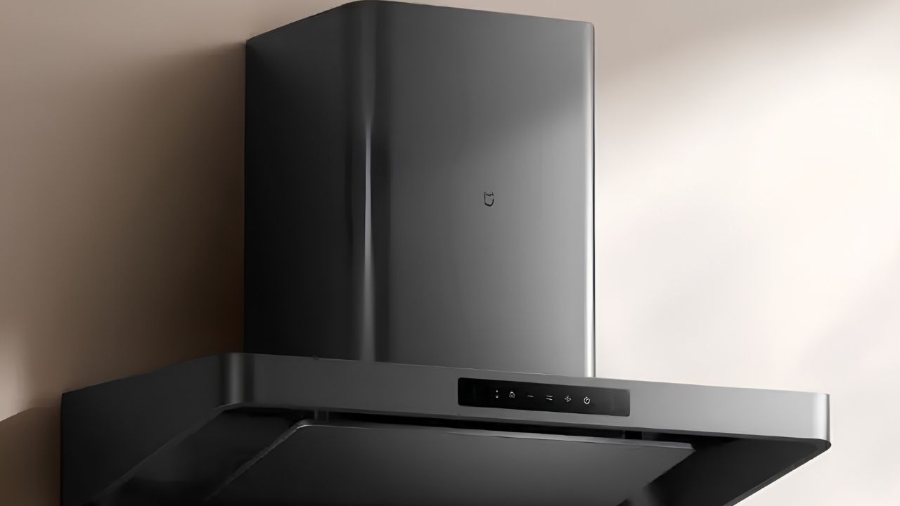 Xiaomi Mijia Smart Range Hood 3 kendi fanındaki yağı temizliyor