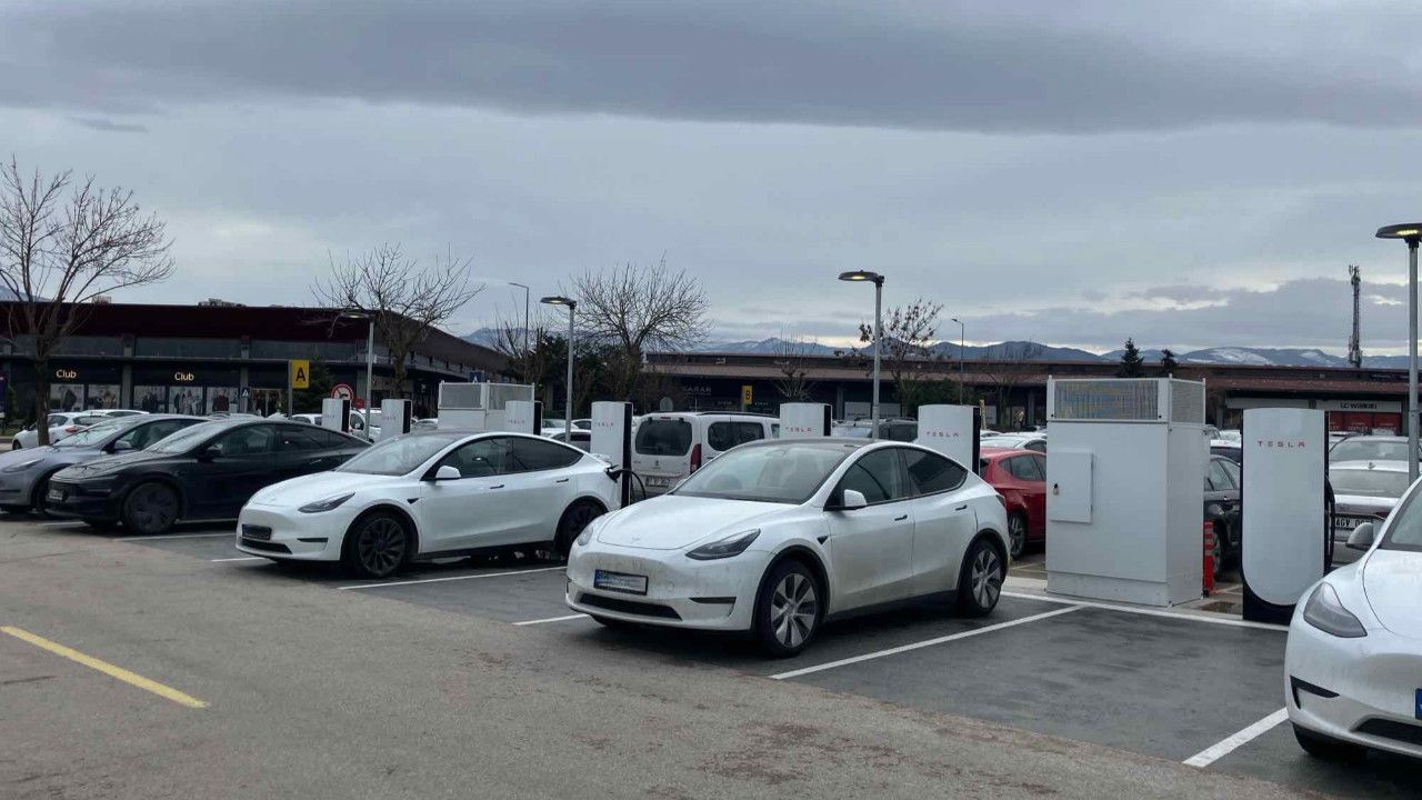 Tesla İzmit’te sekiz üniteli Supercharger istasyonunu açtı