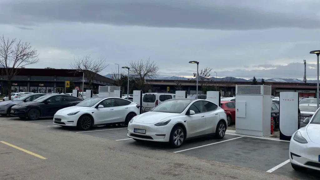 Tesla İzmit’te sekiz üniteli Supercharger istasyonunu açtı