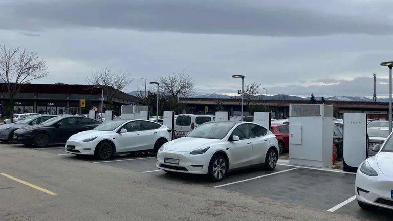 Tesla İzmit’te sekiz üniteli Supercharger istasyonunu açtı