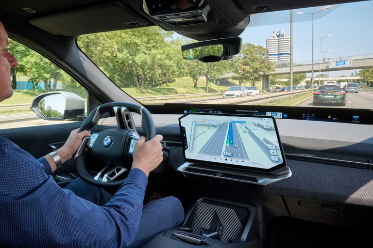 BMW Maps, yol ve sürüş desteğini aynı 3D ekranda gösterecek
