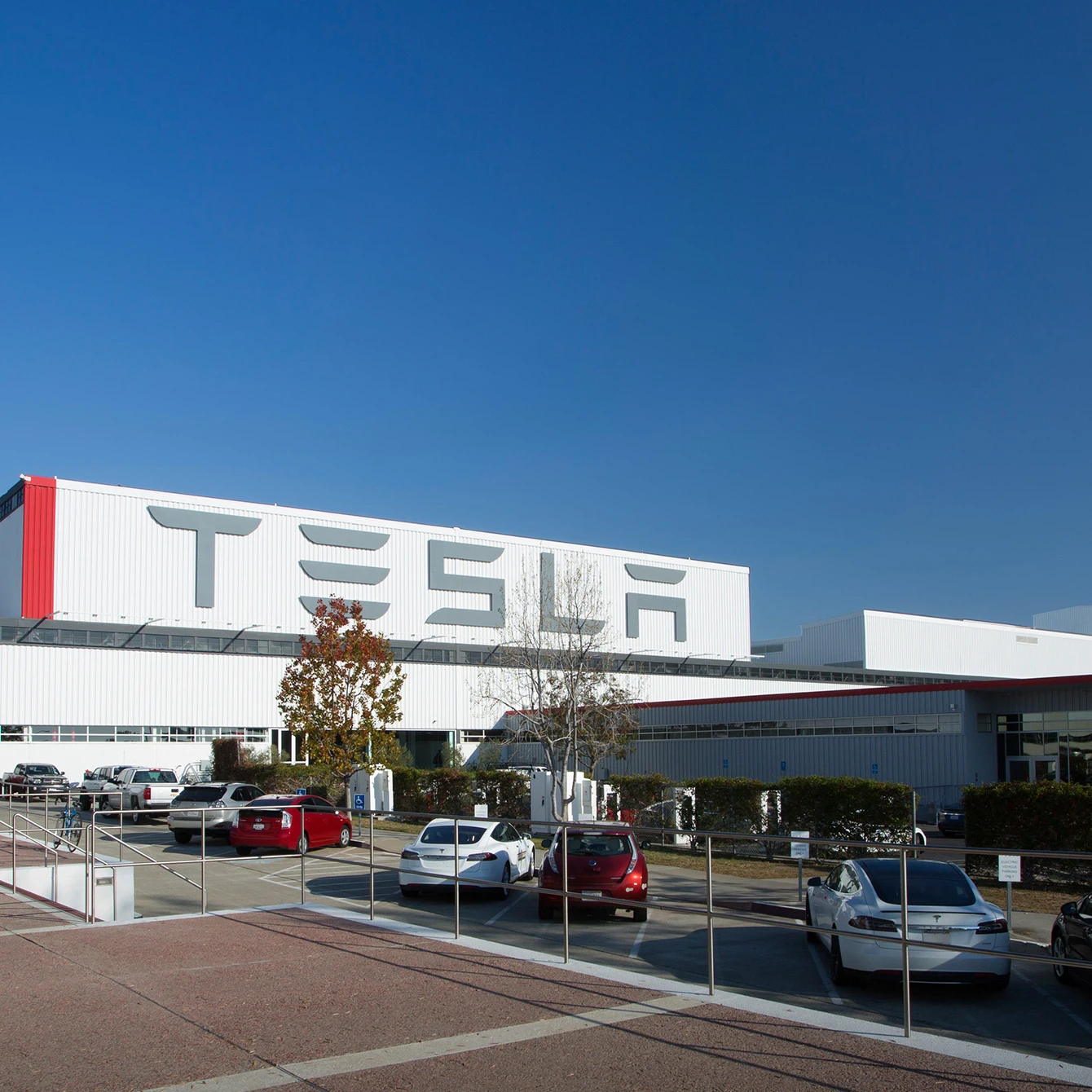 Tesla, Fremont fabrikasındaki ayrımcılık davasında yargılanıyor