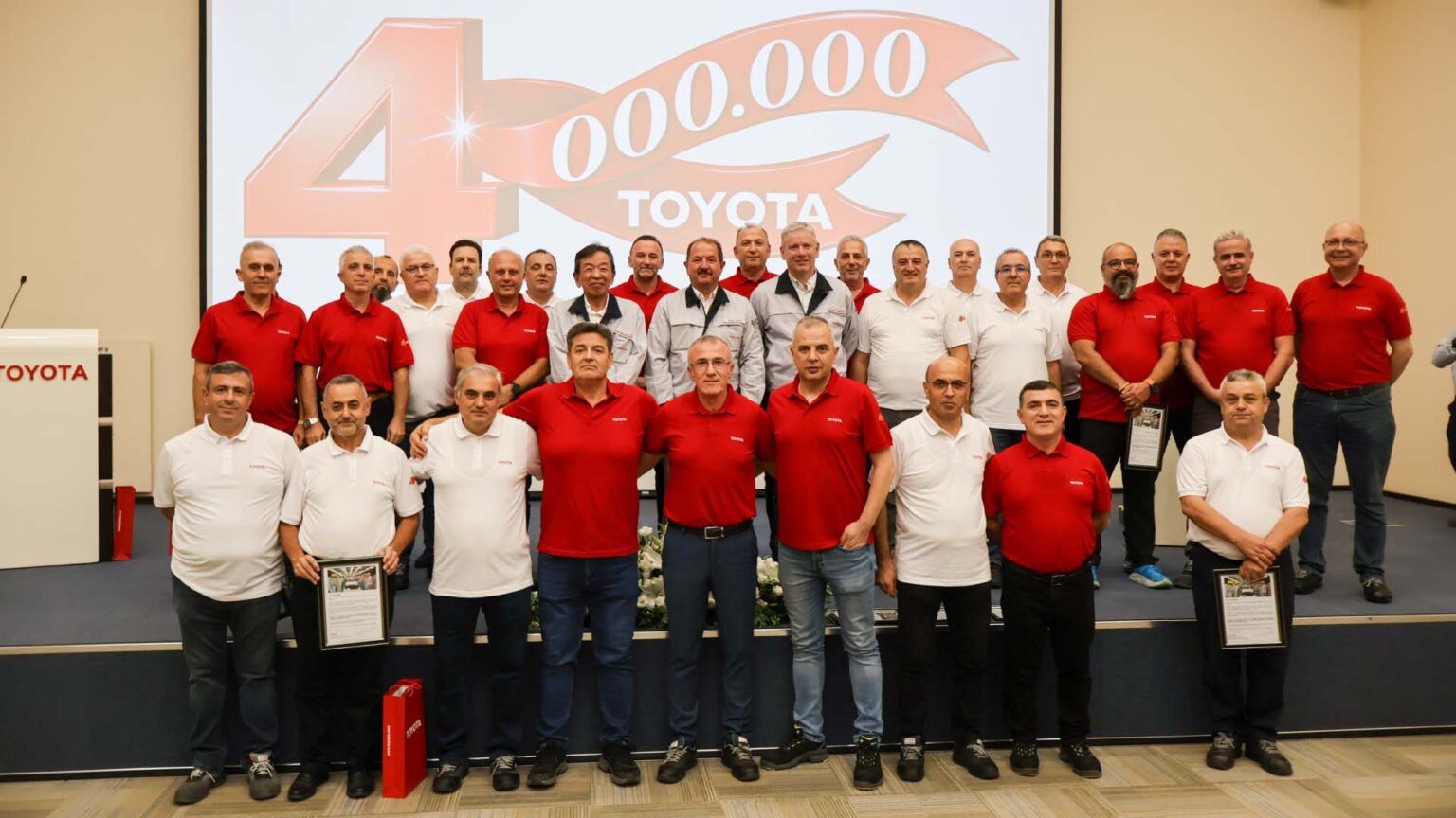 Toyota Sakarya’da dört milyonuncu aracını üretti, hibritte on yılı doldurdu