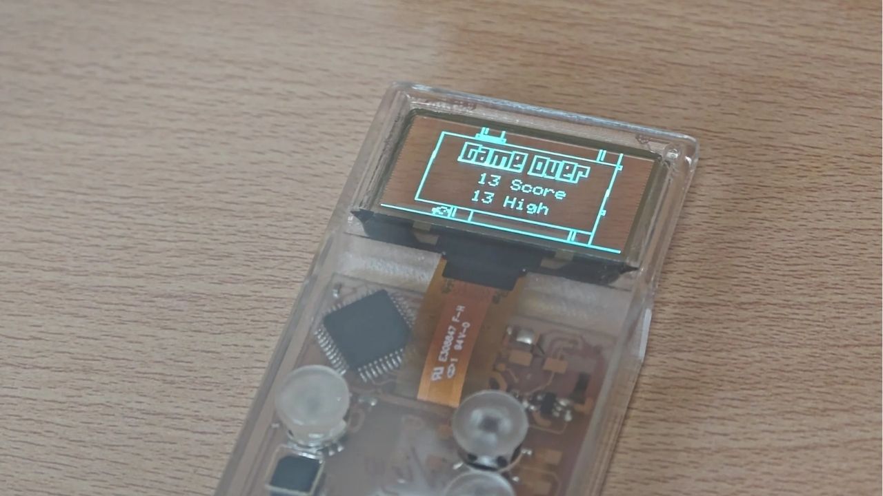 Arduview şeffaf OLED ekranıyla 400 oyunu cebinize taşıyor
