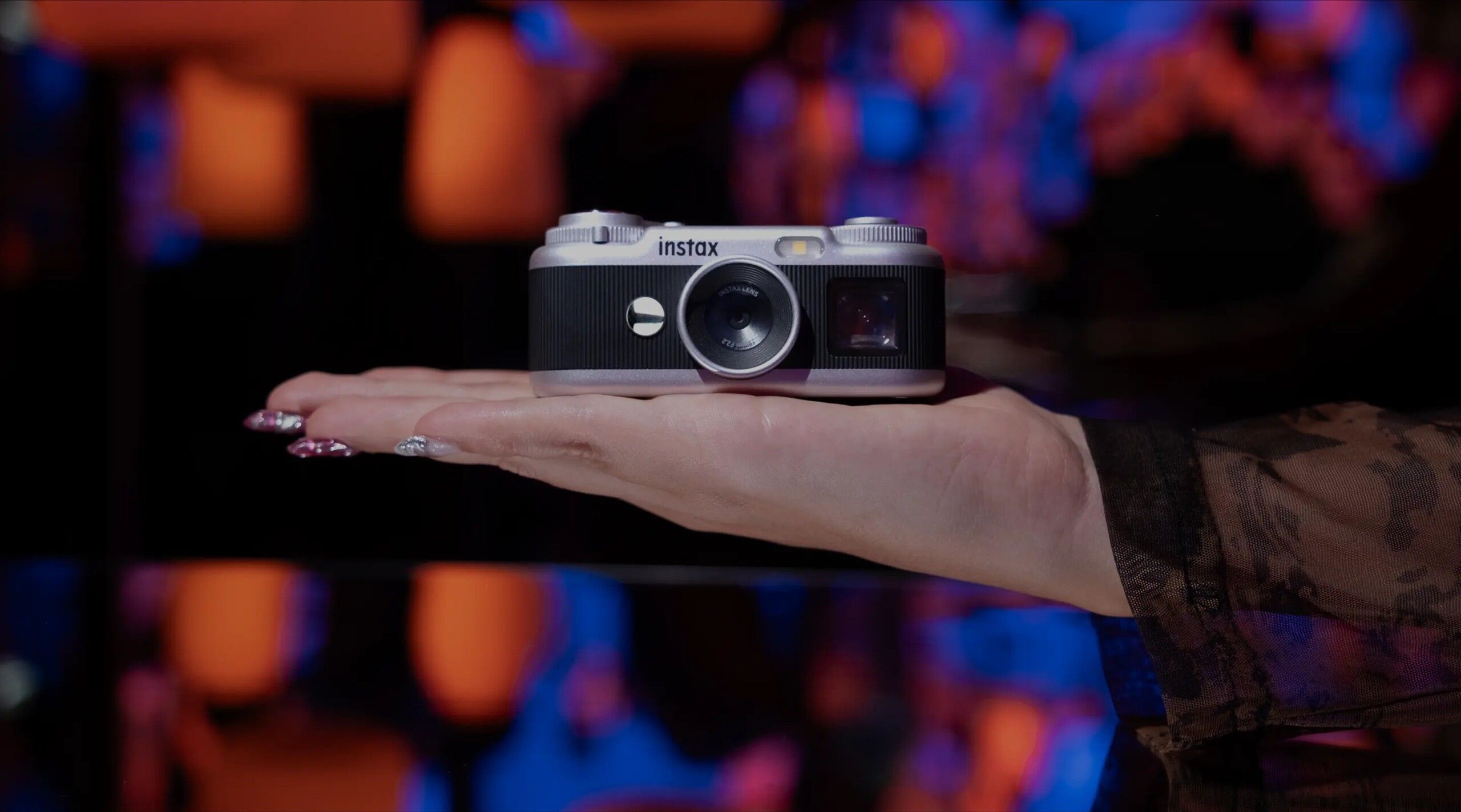 Fujifilm’in 87 gramlık instax Pal 2’si 10 MP fotoğraf çekiyor