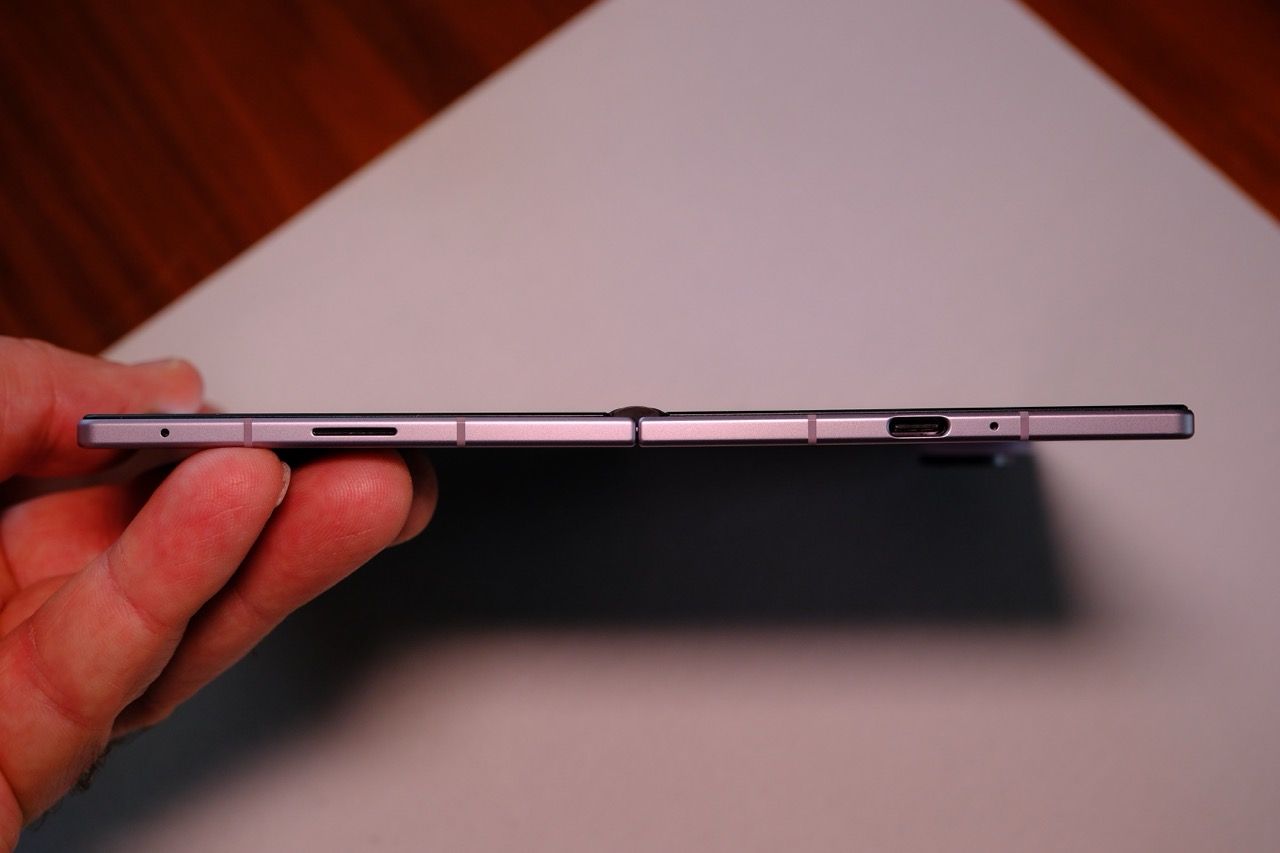 Galaxy Z Fold 8’in açık durumdaki ince gövdesi