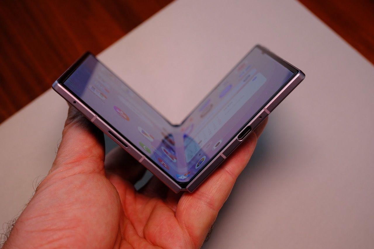 Galaxy Z Fold 8’in menteşesi ve yarı açık ekranı