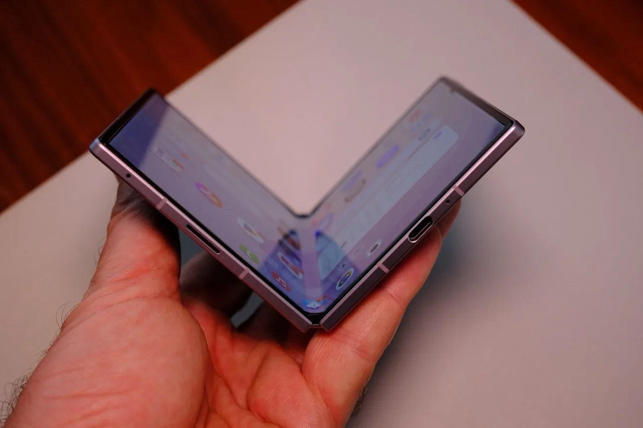 Galaxy Z Fold 8’in menteşesi ve yarı açık ekranı