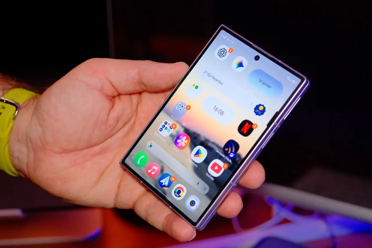 Elde tutulan Galaxy Z Fold 8’in dış ekranı