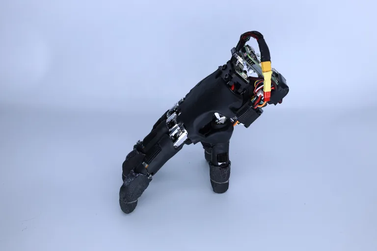 ETH Zürih’in robot eli parmaklarıyla yürüyor ve tuşlara basıyor