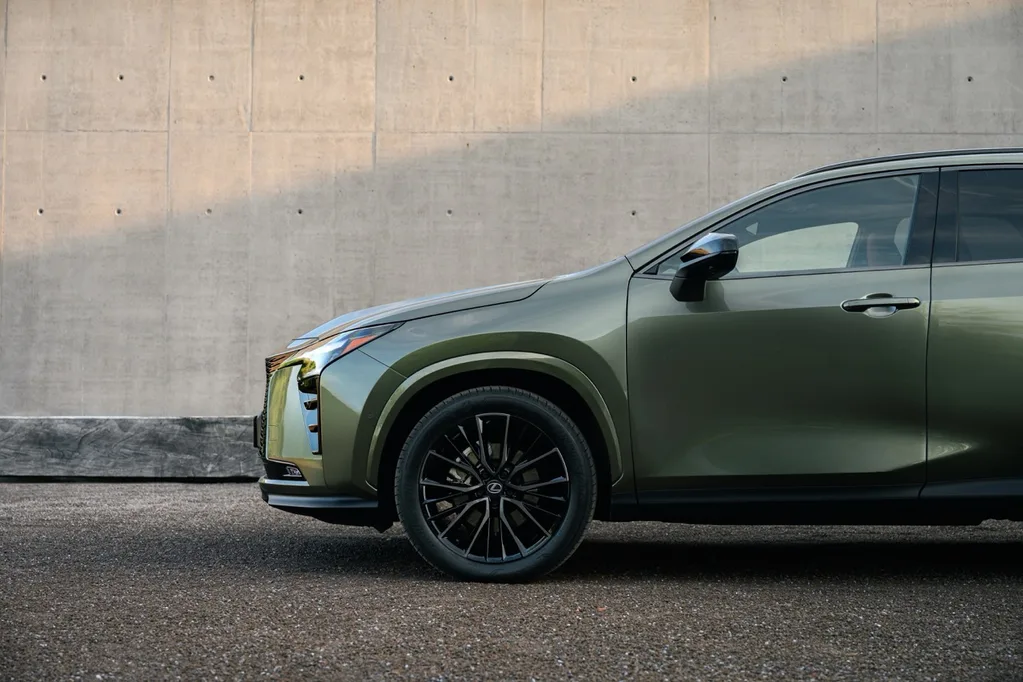 Yeni Lexus NX daha büyük batarya ve yeni kabinle geliyor