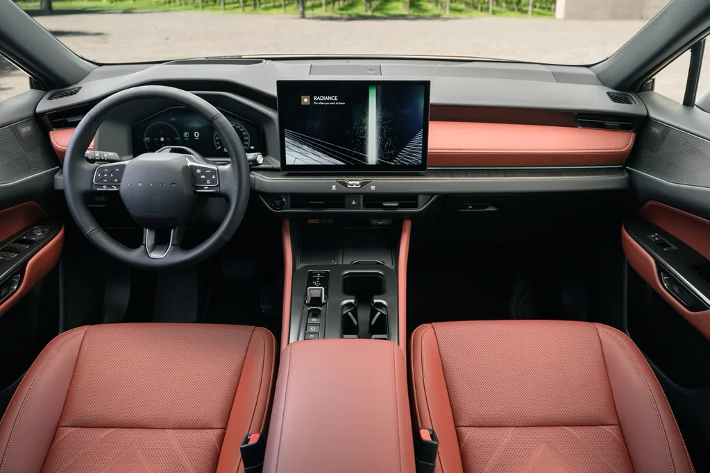 Yeni Lexus NX daha büyük batarya ve yeni kabinle geliyor