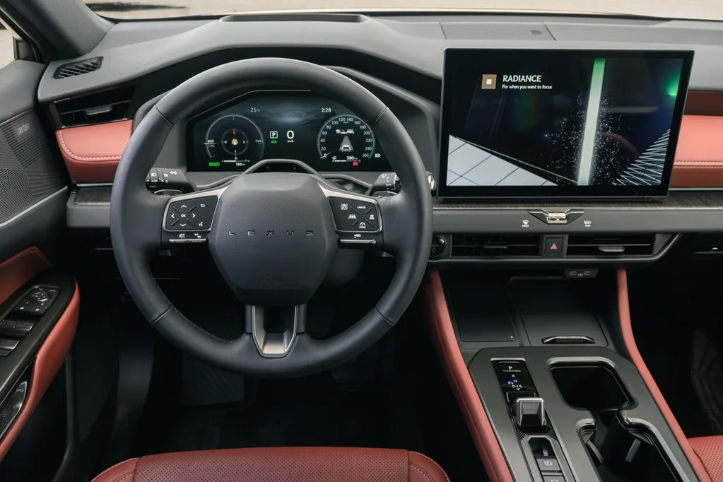 Yeni Lexus NX daha büyük batarya ve yeni kabinle geliyor