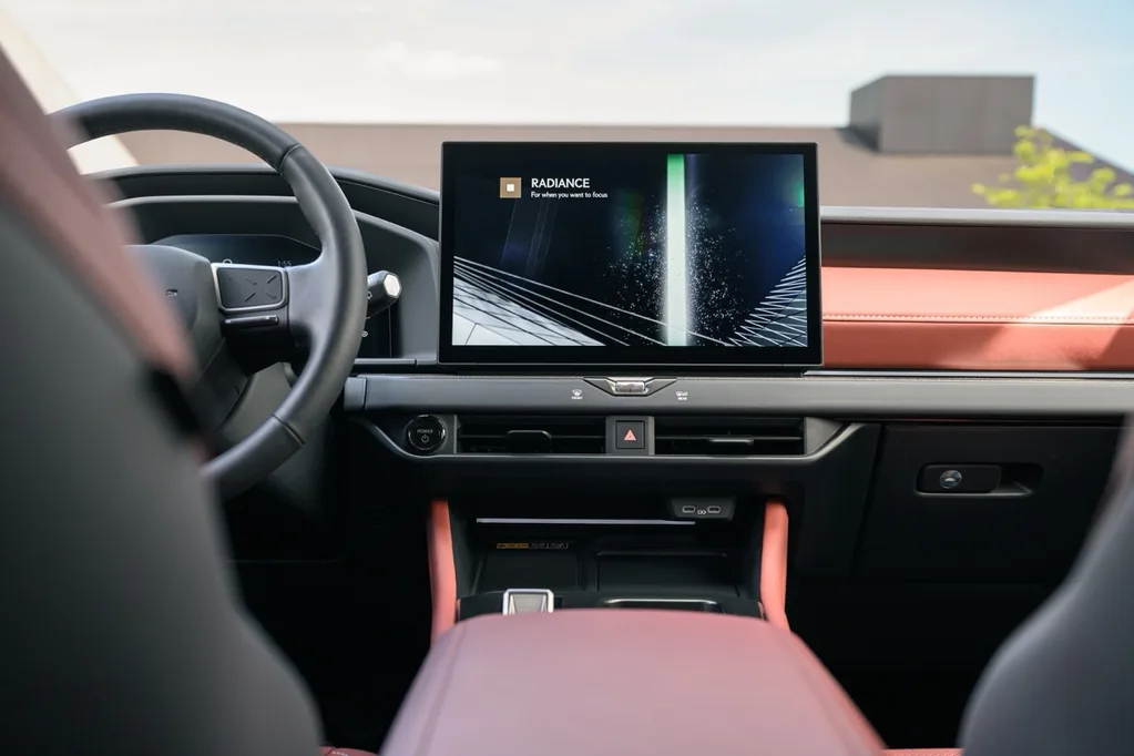 Yeni Lexus NX daha büyük batarya ve yeni kabinle geliyor