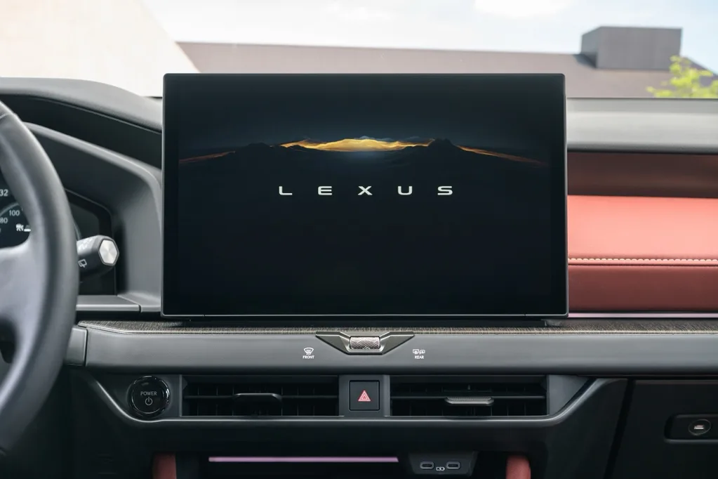 Yeni Lexus NX daha büyük batarya ve yeni kabinle geliyor