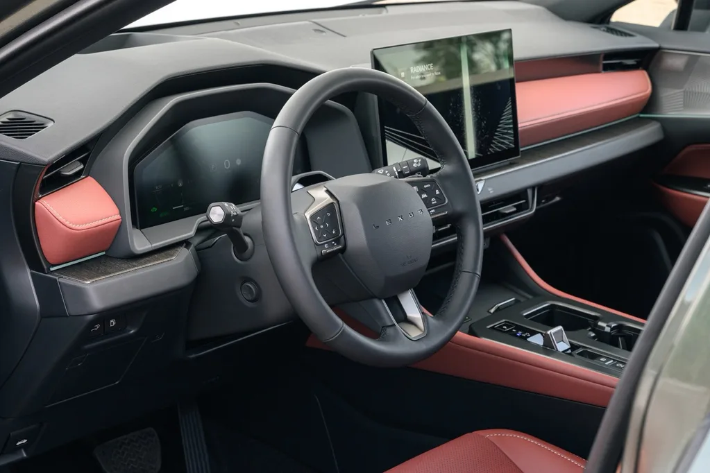Yeni Lexus NX daha büyük batarya ve yeni kabinle geliyor