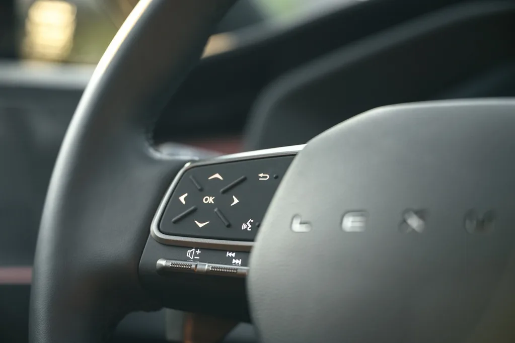Yeni Lexus NX daha büyük batarya ve yeni kabinle geliyor