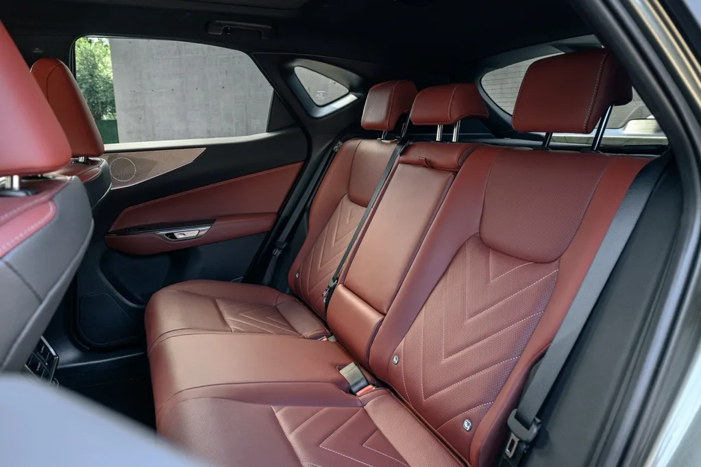 Yeni Lexus NX daha büyük batarya ve yeni kabinle geliyor