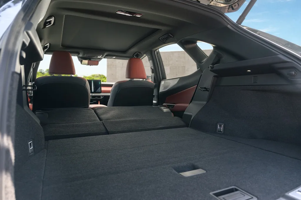 Yeni Lexus NX daha büyük batarya ve yeni kabinle geliyor